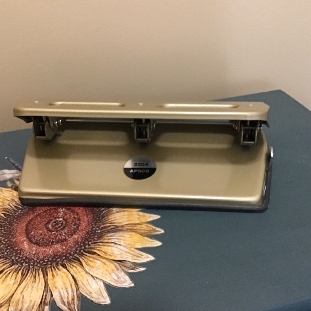 APSCO . Heavey Duty 3 Hole Punch / Home Office